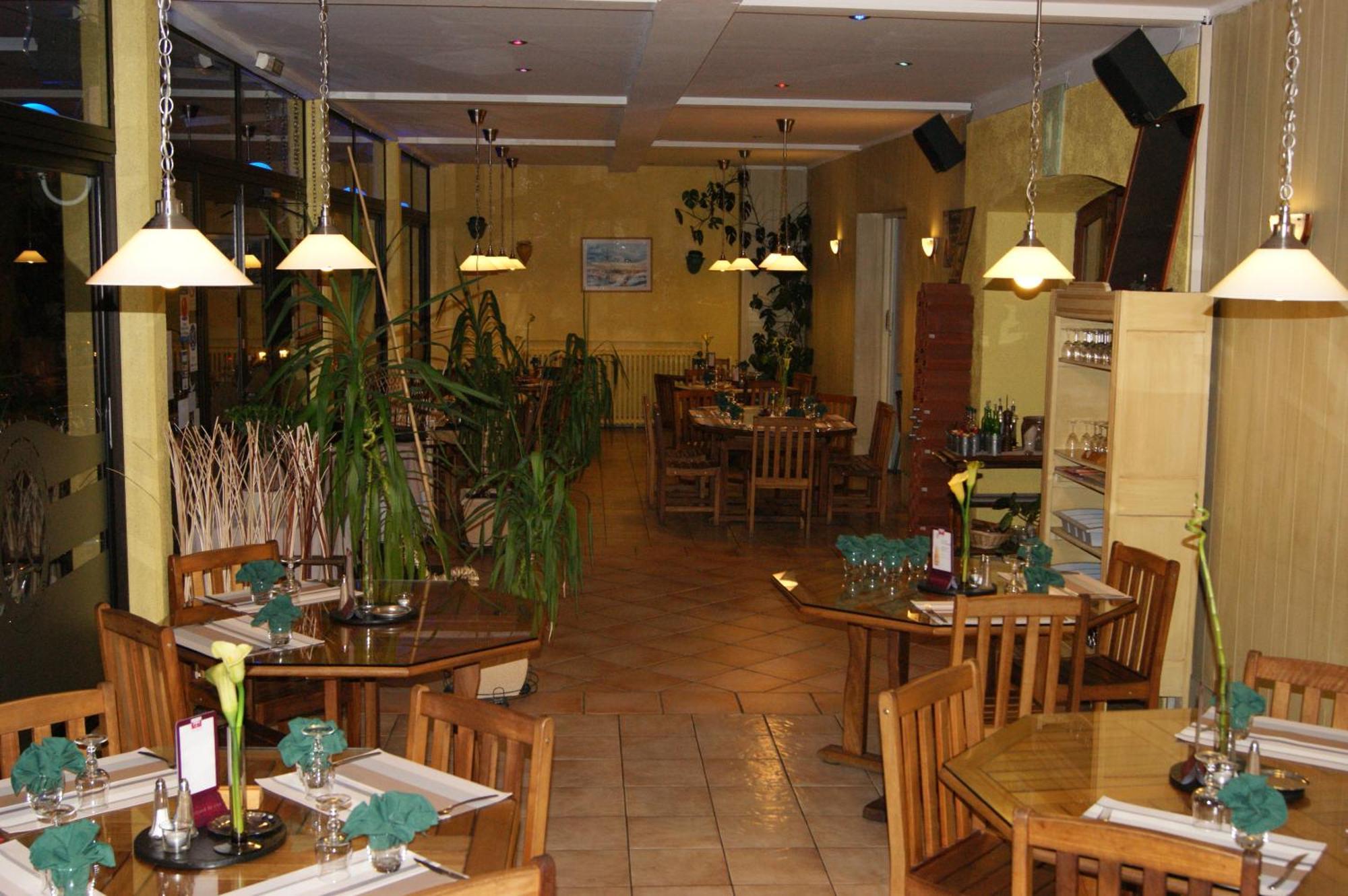 Hotel La Renaissance Ровел Екстериор снимка